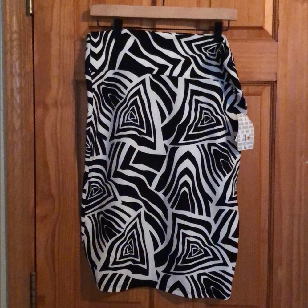 LuLaRoe Cassie, Size L NWT Black & White